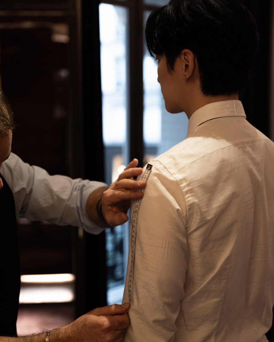 le2jh_vicky's tweet photo. 261012 21:00:05 cosmopolitan_tw instagram2️⃣
https://t.co/HPlksu0PQ7
#이준호 #LEEJUNHO
#BERLUTI #벨루티
#BespokeCampaign
-
#COSMOFashion
이준호가 파리의 벨루티(Berluti) 아틀리에를 방문했습니다!
벨루티의 브랜드 앰배서더인 이준호가 ‘장인정신의 여정(Journey of Craftsmanship)’을 이어갑니다. 이탈리아의 페라라와 베니스를 거쳐 파리에 도착한 그는, 브랜드의 최상급 비스포크(맞춤 제작) 장인정신을 직접 경험합니다.
이번 영상은 장인과의 디자인 논의 및 초기 피팅 단계부터 완성된 비스포크 수트와 부츠를 착용하기까지의 모든 제작 과정을 담고 있습니다. 이준호의 멋진 모습을 보여주는 것을 넘어, 벨루티만의 구두 제작 예술과 비스포크 테일러링의 정교한 디테일도 생생하게 확인할 수 있습니다.
이준호와 함께 특별한 비스포크 제품이 어떻게 탄생하는지 그 과정을 만나보세요!