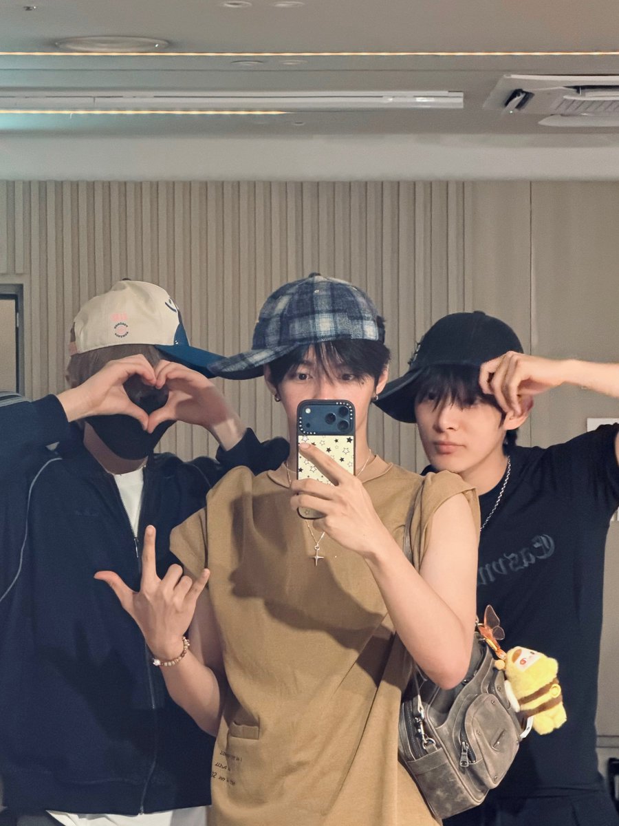 houseofkimfam's tweet photo. 261012 JL WEVERSE DM UPDATE

🦝: (pic)
🦝: This is how you're supposed to wear a cap 👍👍👍 https://t.co/7urcOIL0M4