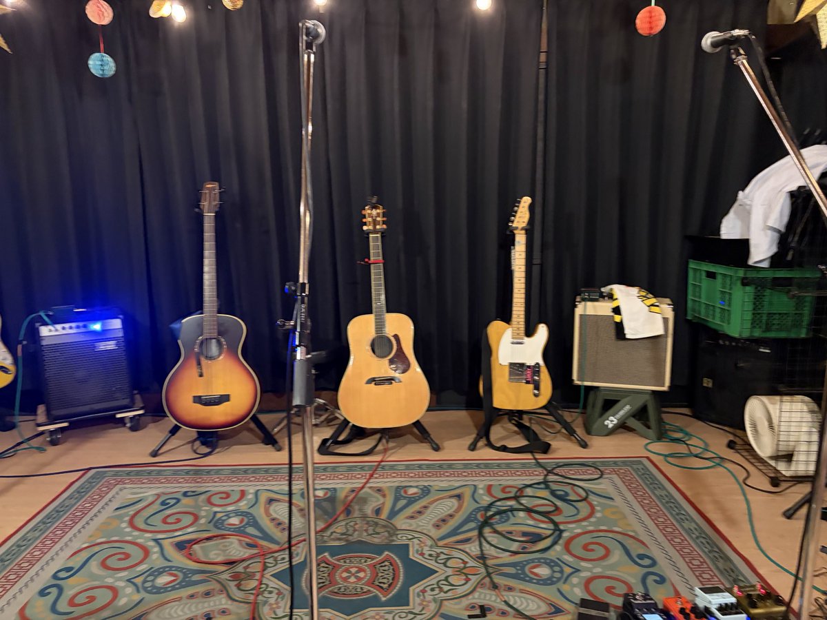 meroko0309's tweet photo. モルタルレコードで観るGOING UNDER GROUND。
おうち感のある会場と彼らの雰囲気がぴったり♡
吠えるシリーズまた聴けるかな

#goingunderground
#GUG
#バンドマンおじ https://t.co/06gSbMmsel