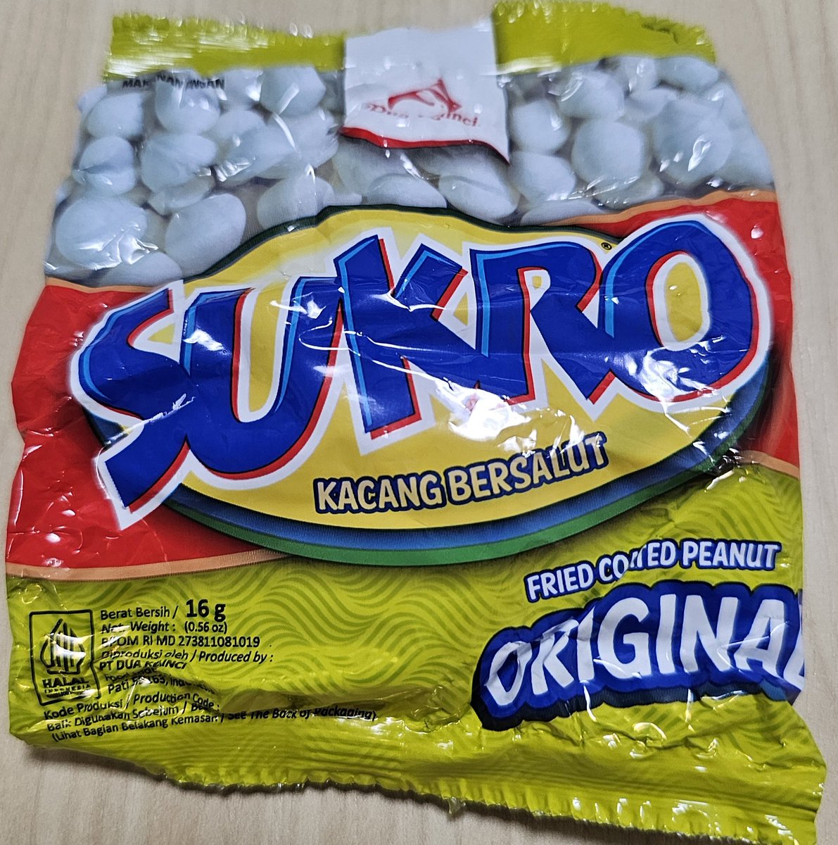 tukiko09's tweet photo. インドネシア🇮🇩のお菓子パート2🌷
豆菓子は日本の豆菓子とほぼ一緒な味で懐かしい味😚インドネシアの豆菓子何種類か食べたことあるけど絶対に日本人が好きなやつ。
ウエハースチョコも日本にあるのとほぼ同じような味でおいしかった☺️ https://t.co/NuIramCsuD