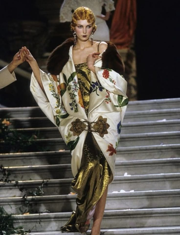 theanprobe's tweet photo. Dior ss98 couture. https://t.co/vy3IQzfV4v
