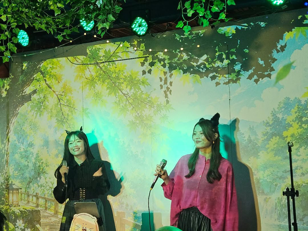 yukaPeridot's tweet photo. 昨日は、オリジナルストーリーの朗読と、ライブでお届けするハロウィンイベント👻
ゆからむハロウィンパーティでした✨

今回で3回目になる、らむちゃんとのハロウィンイベント💛大阪、愛知と開催してきて、東京では初の開催🎉
3回とも来てくれてイベント自体を楽しみにしてくれる方、東京開催だからこそ初めて来て下さる方、どちらもいてくださって、今年も開催できてよかったなぁと思いました🙂‍↕️🫶

らむちゃんとほぼ毎日費やしてきた準備の時間、このためなんだよね！🥳と思えるほど、お客様も楽しそうにしてくれているのが嬉しくて、乗せられて歌いながらぴょんぴょんしてたら汗だくになりました🥹笑

今年は脚��に西出さん、演出に鈴木さんのお力をお借りして、いつもより進化した形でお届けできたんじゃないかなと思います✊🏻´‐おふたりには本当に感謝です🙏✨

今年もらむちゃんとやりたいことをたくさん詰め込めて楽しかった🥰
らむちゃんと一緒にライブやイベントをするたび、ノリよく迎えてくれるらむちゃんファミリーの皆様のあたたかさがとても嬉しいです☺️💛
いつもありがとうございます✨

ゆかファミリーもいつもありがとう(｣´ᗜ`)｣💓当日までを楽しみにしてくれてて&当日楽しんでもらえて嬉しかった！

新しく作った曲『僕らのかたち』
今後それぞれの物販にもCD並びますので、まだの方はぜひ今後GETしてね🙆‍♀️

会場の雰囲気から決まった今回のテーマ、森の中にいる気持ちで、普段の曲もまた新鮮に聴いてもらえてい���ら嬉しいです✨

ご来場くださった皆様、ありがとうございました☺️💓