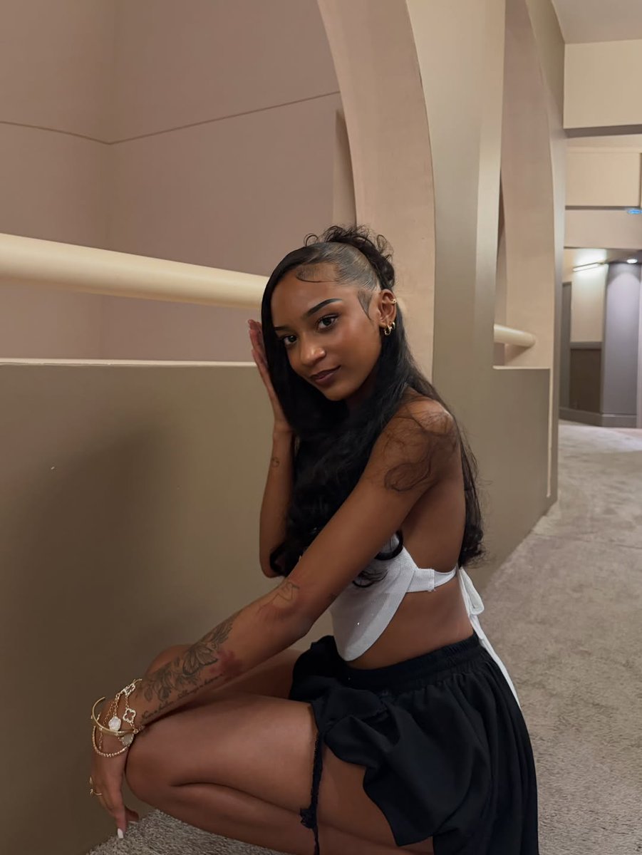 LaVisionFR's tweet photo. Miimii KDS obtient le premier single d'or de sa jeune carrière. Une fierté pour la Guadeloupe. Félicitations à elle 🌸 https://t.co/aPlj72y2vq