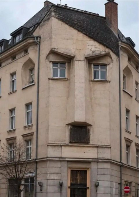andi_stuten's tweet photo. An was erinnert mich das AfD Hauptquartier in Sachsen-Anhalt nur? ... https://t.co/xwiR28Wi6C
