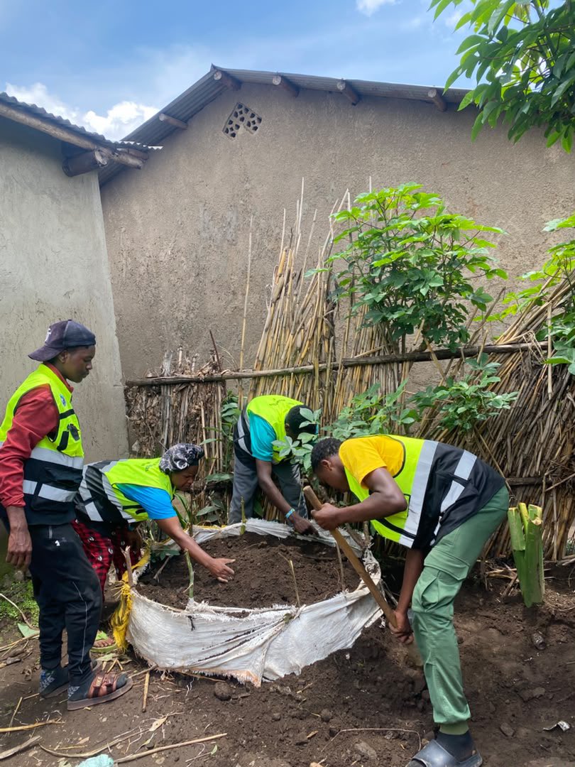 cyuveyouth's tweet photo. taliki ya 12/10/2026 Youth Volunteers b’umurenge wa #cyuve Murwego rwo kurwanya imirire mibi twakoze ingamba aho tw'ubakiye umuturage witwa AYINKAMIYE madarina utuye mu kagari ka kabeza umudugudu wa Gashangiro. @Bibarizwaha @MusanzeDistrict @RobertByiri  @Rwandapolice https://t.co/L0R1F8f8V1