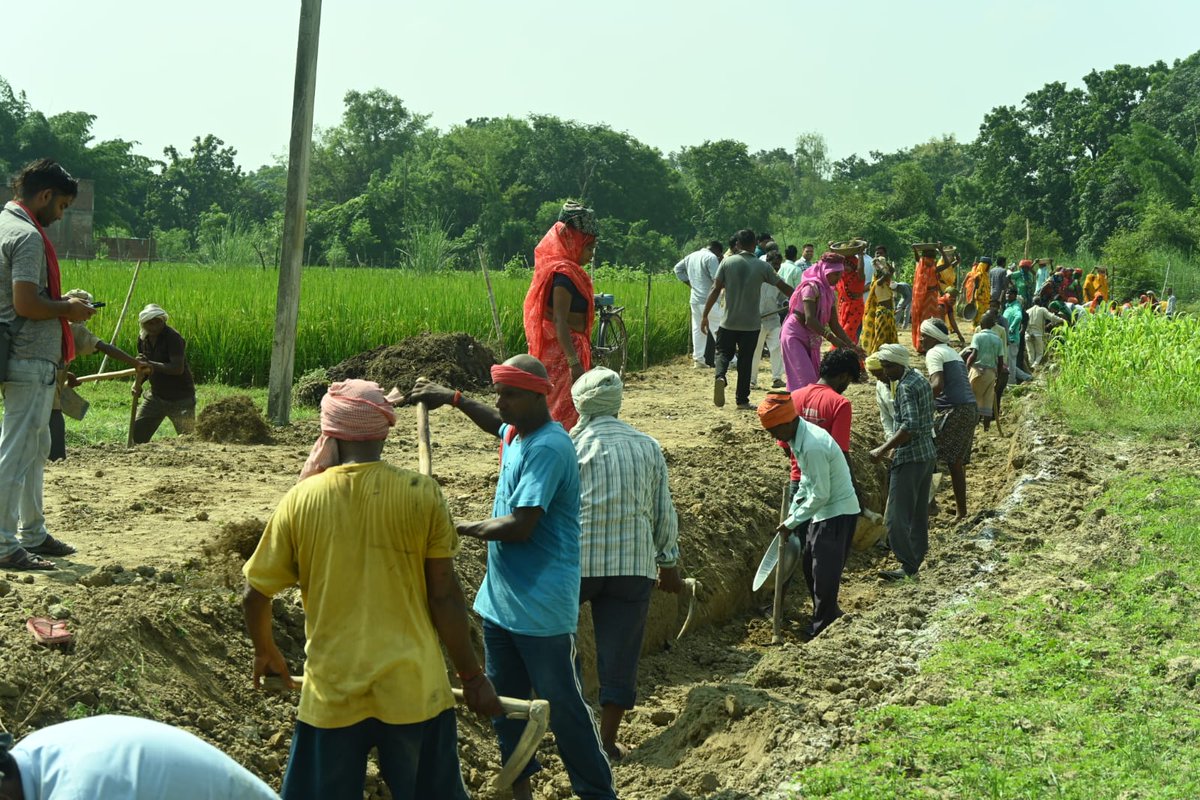 UpRuralDev's tweet photo. मेहनत से मिले रोजगार, विकास से संवरे गांव

VB-G RAM G योजना के अंतर्गत विशेष रोजगार सृजन दिवस, 12 अक्टूबर, 2026 के अवसर पर ग्रामीण क्षेत्रों में कार्य किए जा रहे हैं।

इस पहल से ग्रामीण श्रमिकों को स्थानीय स्तर पर रोजगार के अवसर उपलब्ध कराने और गांवों में आवश्यक सुविधाओं के विकास को आगे बढ़ाने का प्रयास किया जा रहा है। श्रम और विकास का यह समन्वय ग्रामीण क्षेत्रों में उपयोगी परिसंपत्तियों के निर्माण को प्रोत्साहित करता है।

कार्य: चक मार्ग
ग्राम पंचायत: डोबियारा
विकास खंड: बल्दीराय
जनपद: सुलतानपुर

#VBGRAMG #UttarPradesh #UPRuralDevelopment #RuralDevelopment #विशेष_रोजगार_सृजन_दिवस #crdup #upruraldev 
@MoRD_GoI @UPGovt @CMOfficeUP
@myogiadityanath @DyCMGoUP @kpmaurya1 @OfficeOfKPM @VijayLaxmiMLA @InfoDeptUP @PIB_India
@PIB_MoRD @CdoSultanpur