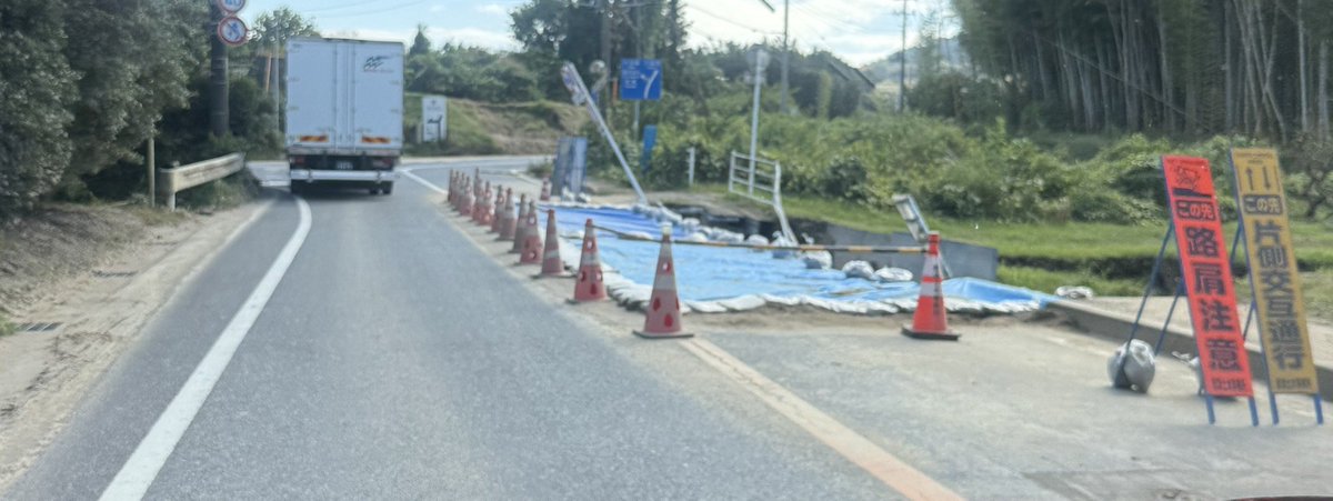 saikou_otc's tweet photo. 連休はイベントで市原方面から袖ケ浦にかけて動いてました

至る所で道路の路盤崩壊
崖崩れ
多発しています

養老渓谷はほぼ入ることが出来ませんでした

思っているより被害が大きいのですよ

東電の作業車は休みなく動いていて、お昼はコンビニでご飯を買って食べていました

あまりにも多数の通行止め、これは復旧までにかなり時間が掛かるであろう事は容易に推測できます

今日は袖ケ浦フォレストレースウェイに行ったのですが、かなり遠回りを強いられる事に

美味しくて好きだった定食屋のだるま亭は、裏山が崩れて臨時休業

至る所のダメージは計り知れないということに今更ながら気付いたのでした