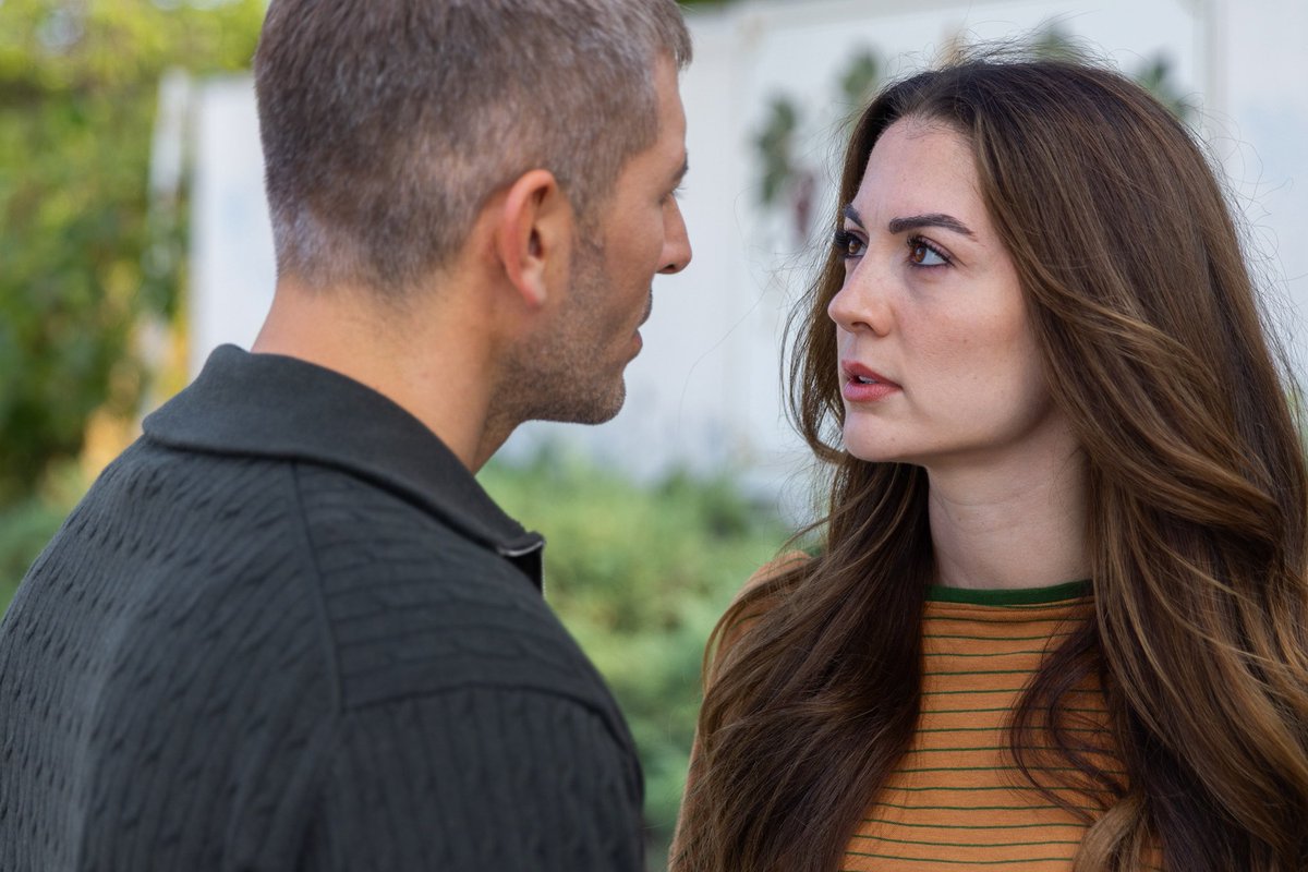 TvDunyasii's tweet photo. #AnneYarısı 4. Bölüm Özeti ve Kareleri:

Meryem’in kumpasına gelen Zeynep hem Ali hem Kadir tarafından dışlanmıştır. Derdini kimseye anlatamayan Zeynep’in yardımına Ege yetişecek, Meryem ile Asım’ın konuşmalarını duyup önce babasını sonra Kadir’i ikna etmeye çalışacaktır. Zeynep, Kadir’lerin evinde yaşamaya devam etse de her geçen gün işinin zorlaştığının farkındadır. 

Ege’den ayrılmamak için Ali’ye bir öneri ile gelecektir. Ancak Ali onun evlilik teklifini ciddiye bile almayacaktır. Kadir’lerin evinde de durum karışıktır. Yeğeni Songül’ün yanlarına gelmesinin altında yatan nedenden haberi olmayan Altın, onu oğluyla bitiştirmenin derdindedir. Özcan ve Nazlı ise ilişkilerini gizli kapaklı yürütmekten zorlanmaya başlayacaklardır. 

Hırslanan Kadir, Ali’ye iş bazlı büyük bir kazık atacak, Ali çok sinirlenip bunun altında kalmayacaktır. Ancak Ali yapacağı bu büyük hamlenin nelere mal olabileceğini hiç hesaba katmamıştır.