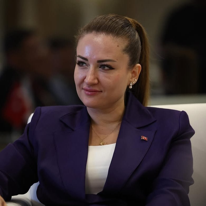 HaberQcom's tweet photo. Büşra Özdemir, Özgür Özel ile görüşme gerçekleştirerek AK Parti’ye geçeceği iddialarını yalanladı. https://t.co/g0S1Iapev0