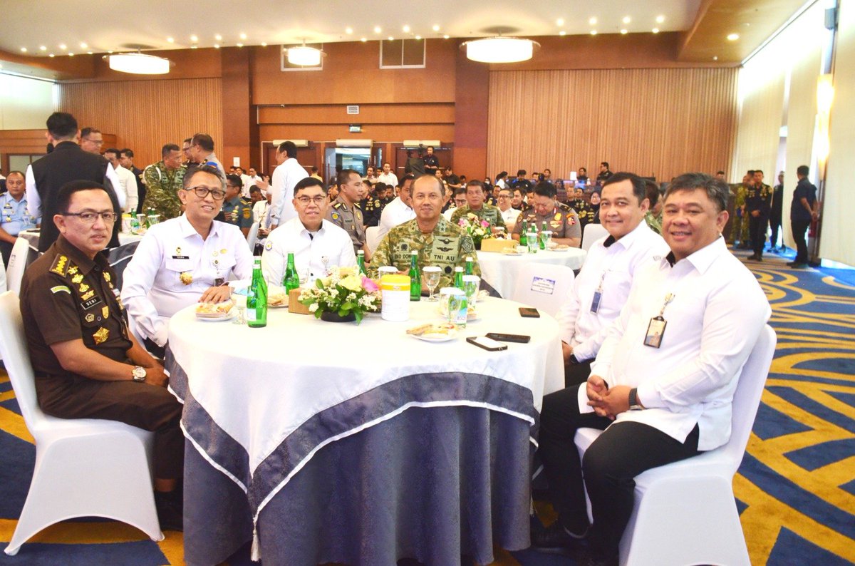 bppsdm_kp's tweet photo. Bagi #BPPSDMKP, pemberantasan penyelundupan BBL juga perlu didukung SDM kelautan dan perikanan yang kompeten dan berintegritas. Sinergi penegakan hukum dan penguatan kapasitas #SDMKP menjadi bagian penting dalam menjaga sumber daya perikanan Indonesia
#KKPGOID #SaktiWahyuTrenggono