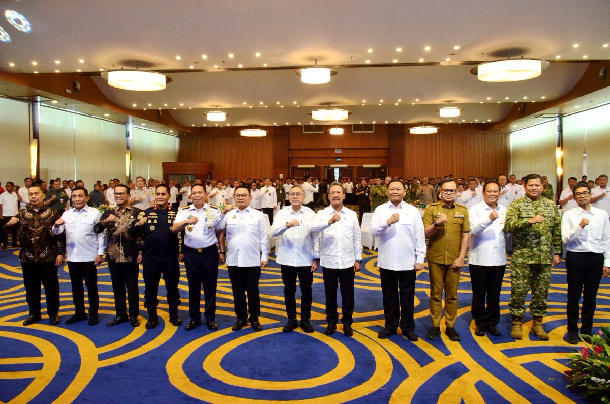 bppsdm_kp's tweet photo. Bagi #BPPSDMKP, pemberantasan penyelundupan BBL juga perlu didukung SDM kelautan dan perikanan yang kompeten dan berintegritas. Sinergi penegakan hukum dan penguatan kapasitas #SDMKP menjadi bagian penting dalam menjaga sumber daya perikanan Indonesia
#KKPGOID #SaktiWahyuTrenggono