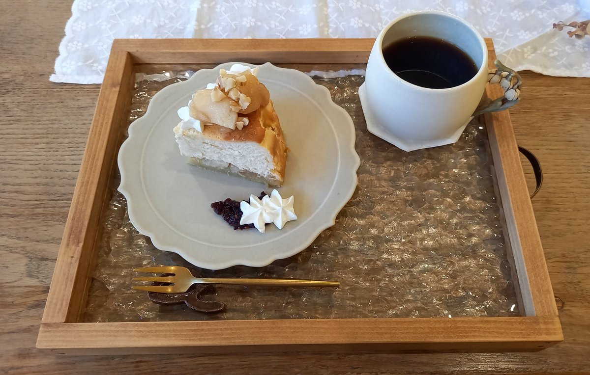 gachoupant's tweet photo. そのあとは、カフェallinで、秋らしいりんごとさつまいものチーズケーキをいただく🎵😋☕️
可愛らしい店内には、手作りアクセサリーの販売もあり、食器から店内にあるものすべてにこだわっておられるそう✨ https://t.co/XLPMwxPsOV