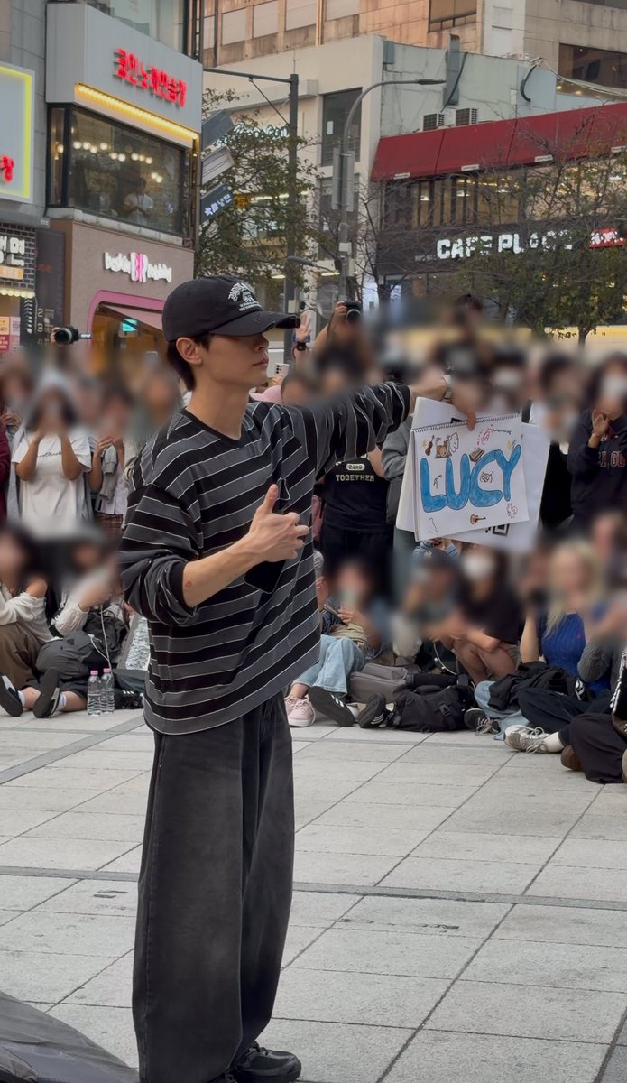 ucy58's tweet photo. 저건 다같이 그렸대••• 기여웡…….. https://t.co/vL2LbIV7UI