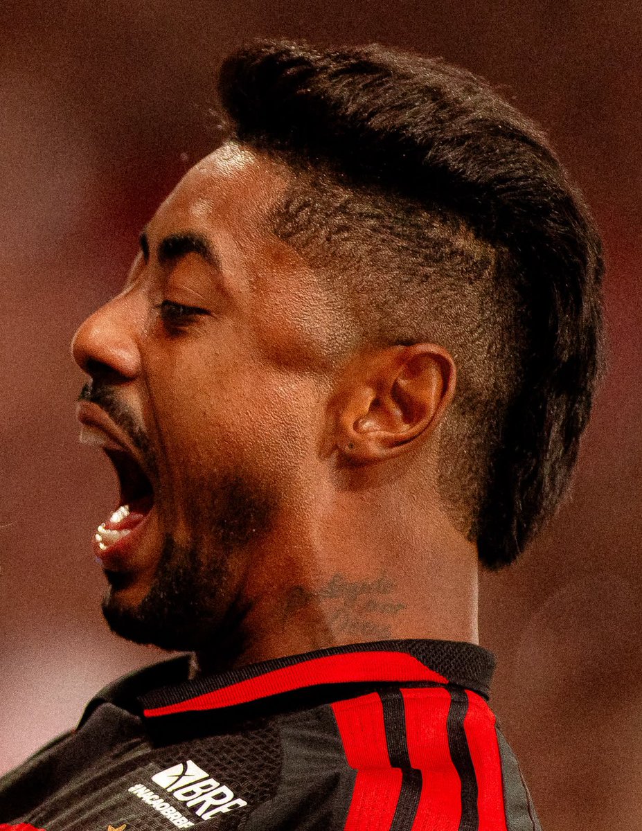 Flamengo's tweet photo. +3 pontos no clássico, Nação! Seguimos em busca dos nossos sonhos! 🔴⚫️ https://t.co/5Q9udv7szp