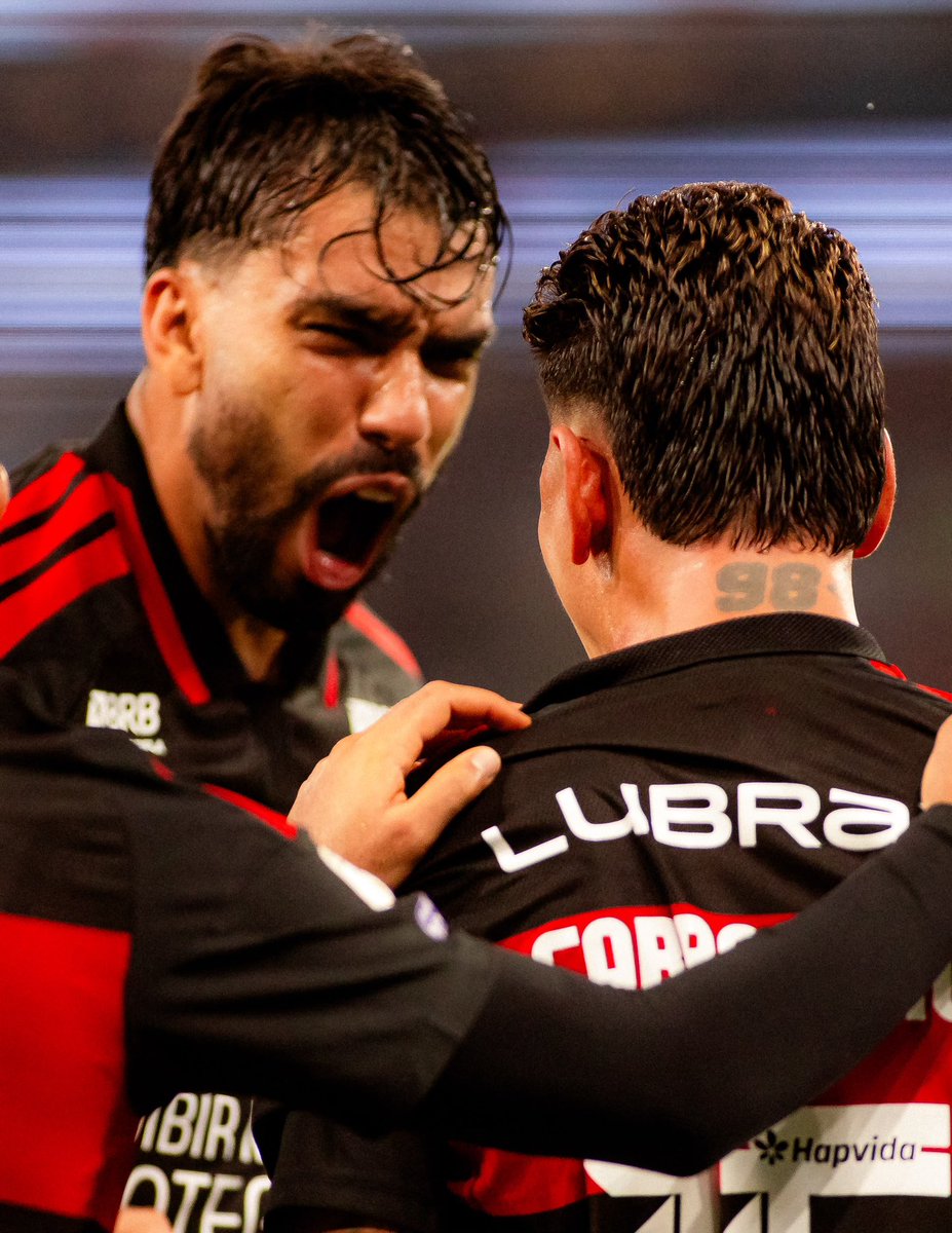 Flamengo's tweet photo. +3 pontos no clássico, Nação! Seguimos em busca dos nossos sonhos! 🔴⚫️ https://t.co/5Q9udv7szp