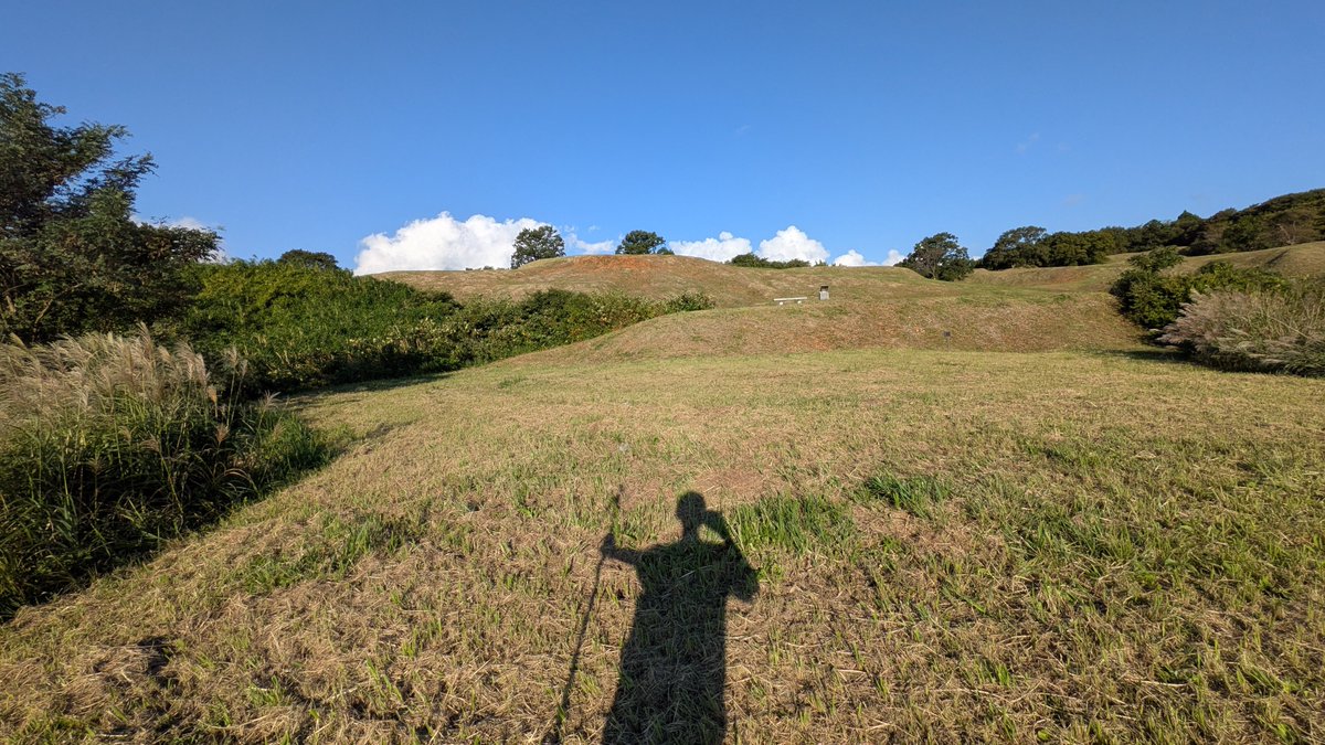 chuangpeyyun's tweet photo. 秋田縣 #脇本城　#続日本100名城
在男鹿半島的南邊，彎彎的又望向秋田市
先不說今年才六月就紀錄有熊這件事
海景超棒！

另外，我欣賞這裡在入口放置了（無人的）管理室，有山屋避難的安心感，也同時放得下身段設置了捐款箱 <---實屬難得！ https://t.co/zkRHAnt2fh