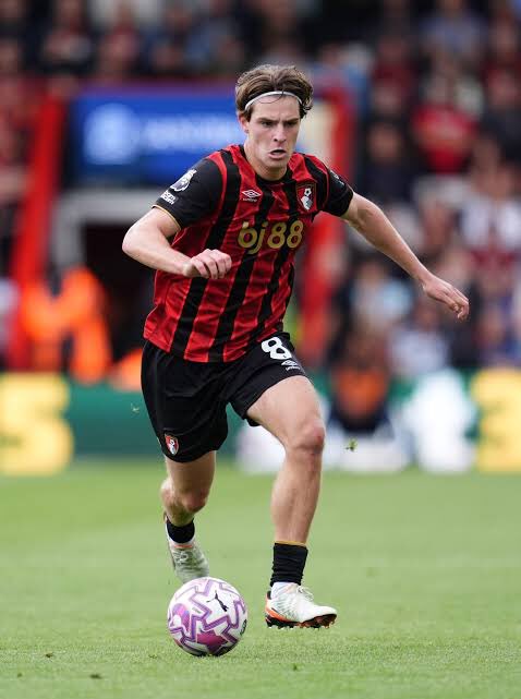 Natureryme1's tweet photo. 🚨🏴󠁧󠁢󠁥󠁮󠁧󠁿 | BREAKING: Chelsea are now very confident of securing the signing of 23 years old Bournemouth and English midfielder Alex Scott in January transfer window. 

The blues are now ready to BATTLE with Bournemouth to secure the signature of the highly rated midfielder with Chelsea prepared to meet the high valuations💰set for the player. 

Xabi Alonso is keen on signing the English midfielder as he fits perfectly into he’s style of play. But Bournemouth are keen to tie the player down to a new deal. Scott has refused any offer of a new contract and is keen on joining Chelsea in January. 

— @TEAMtalk