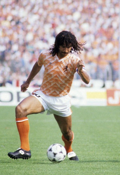 SWOSUnited's tweet photo. Ruud Gullit on the famous cover of Sensible Soccer.
Shot taken from EURO88 match against England. https://t.co/zWJiJaNGug