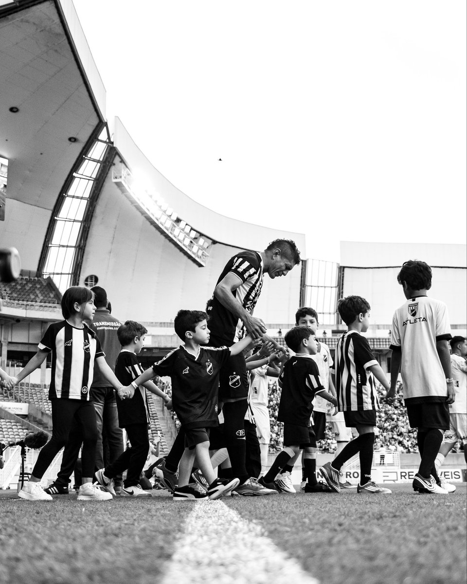 ABCFC's tweet photo. Nossas crianças, nosso futuro! ⚫️⚪️

Feliz Dia das Crianças, Frasqueira! 🤩

📸 Guilherme Drovas / ABC F.C.

#ABCFC https://t.co/k7IcuiSDN8