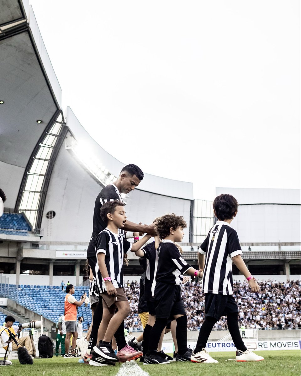 ABCFC's tweet photo. Nossas crianças, nosso futuro! ⚫️⚪️

Feliz Dia das Crianças, Frasqueira! 🤩

📸 Guilherme Drovas / ABC F.C.

#ABCFC https://t.co/k7IcuiSDN8