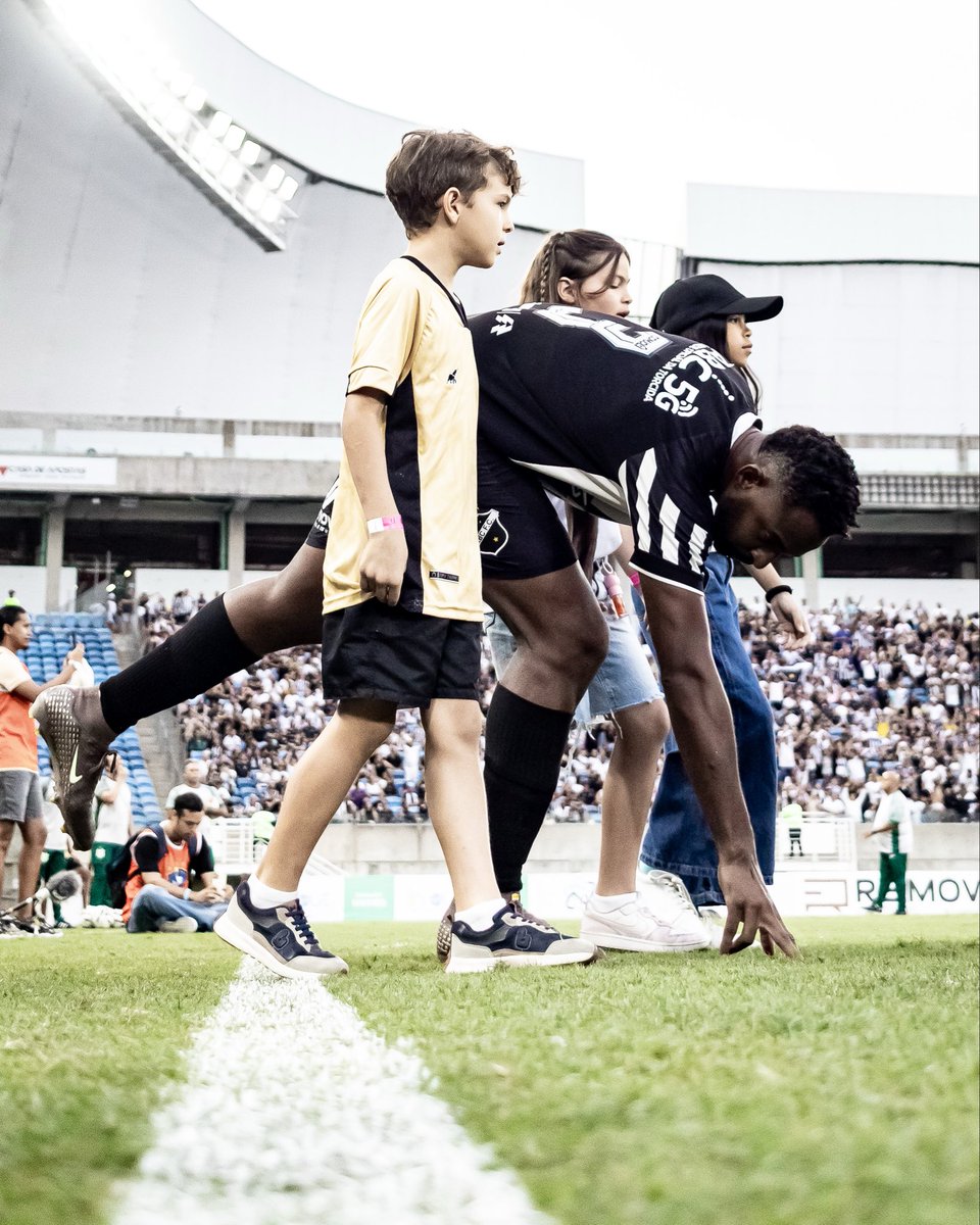 ABCFC's tweet photo. Nossas crianças, nosso futuro! ⚫️⚪️

Feliz Dia das Crianças, Frasqueira! 🤩

📸 Guilherme Drovas / ABC F.C.

#ABCFC https://t.co/k7IcuiSDN8