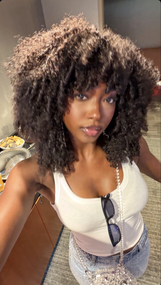 zoieqrts's tweet photo. HER MUG NEVER FAILS TO AMAZE ME https://t.co/Lz3fAEvwd0