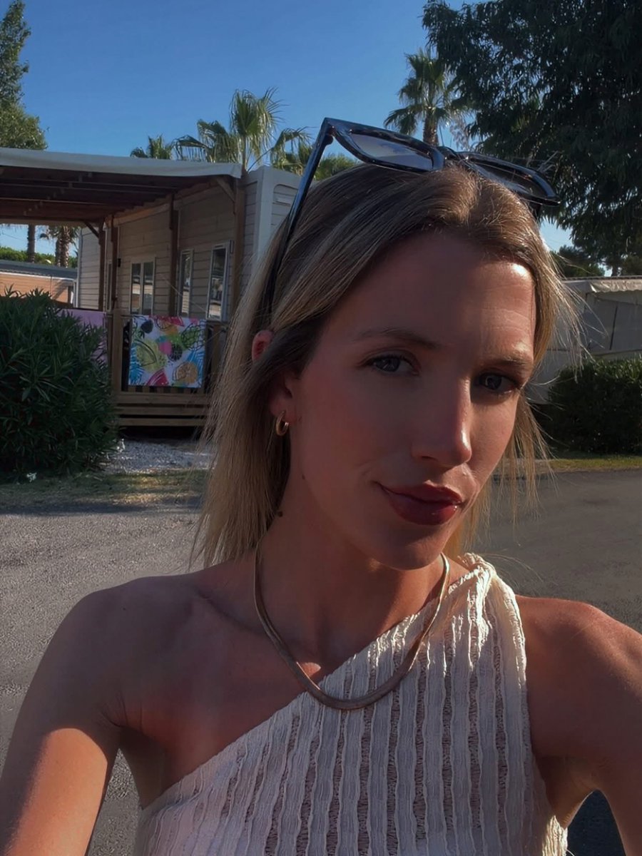 Chojipk60's tweet photo. Anyone know her? https://t.co/y4GBXqK5M6