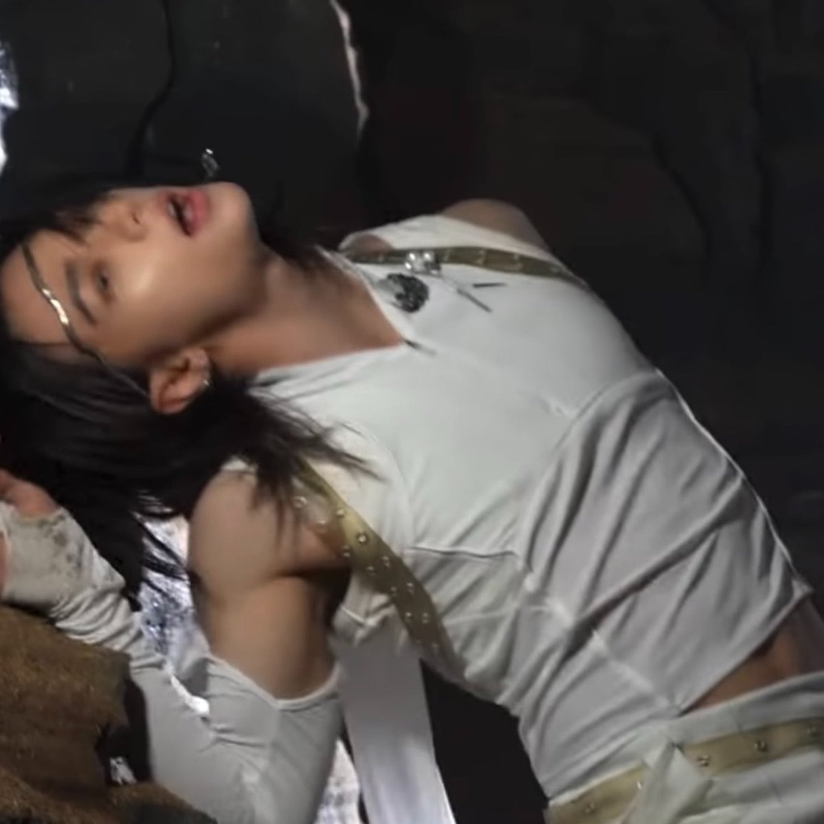 hyunquil's tweet photo. STOP PUTTING HYUNJIN ON SET WHILE IN HEAT!!! https://t.co/nPN7MaqAYt