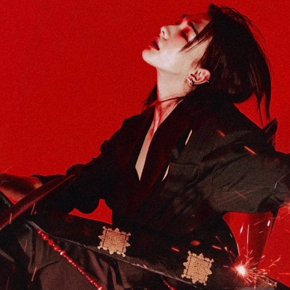 hyunquil's tweet photo. STOP PUTTING HYUNJIN ON SET WHILE IN HEAT!!! https://t.co/nPN7MaqAYt