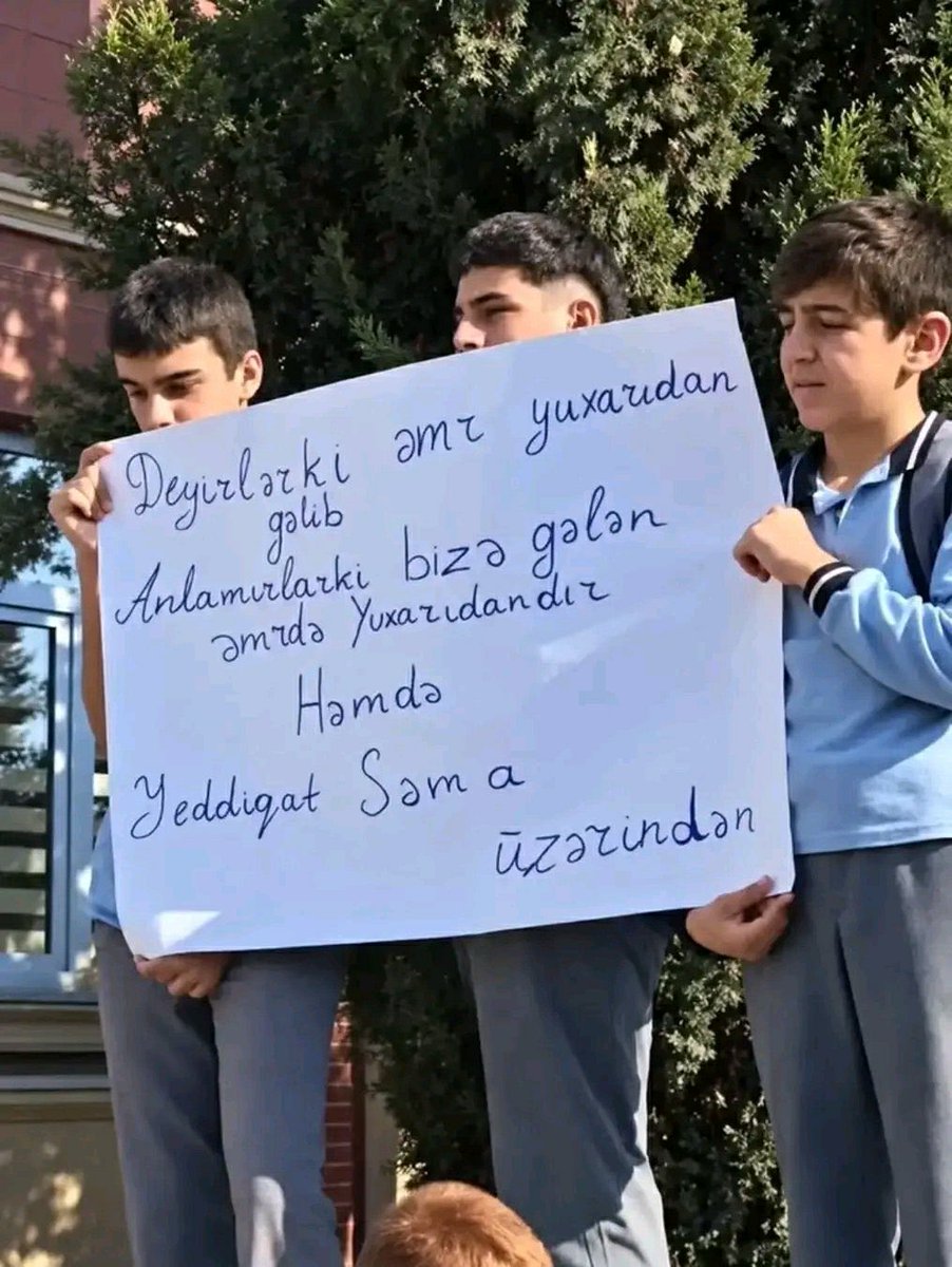 mahfildijital's tweet photo. 📷 Azerbaycanlı öğrencilerin başörtüsü yasaklarına karşı açtığı pankart:

"Diyorlar ki emir yukarıdan geldi.

Anlamıyorlar ki bize gelen emir de yukarıdandır.

Hem de yedi kat göklerin üzerinden." https://t.co/l1qbpehlbi