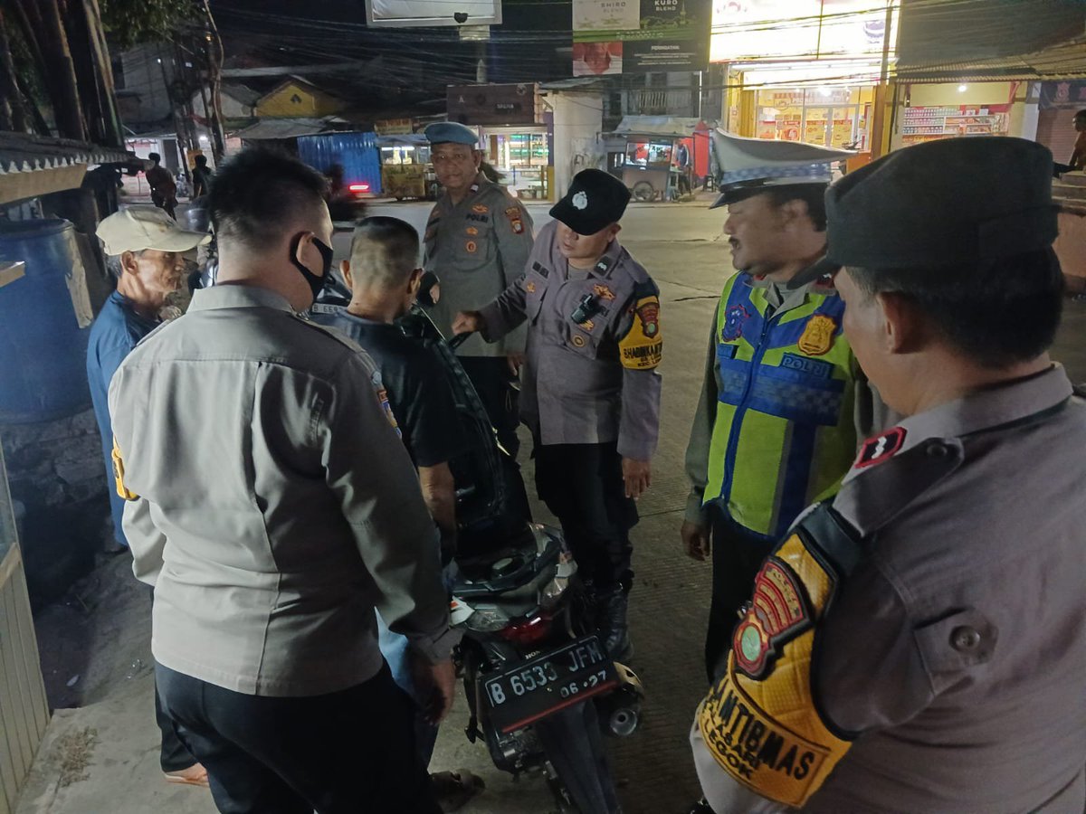 polseklegok's tweet photo. Giat Patroli Cipkon dan Razia Stasioner Gabungan TNI Polri dalam rangka antisipasi gangguan Kamtibmas kejahatan jalanan dan Tawuran di Wilayah Kec. Legok, Minggu (11//10).
#Polseklegok
#PolisiBersamaMasyarakat
#SinergitasTNIPolri https://t.co/6szfRs96gV