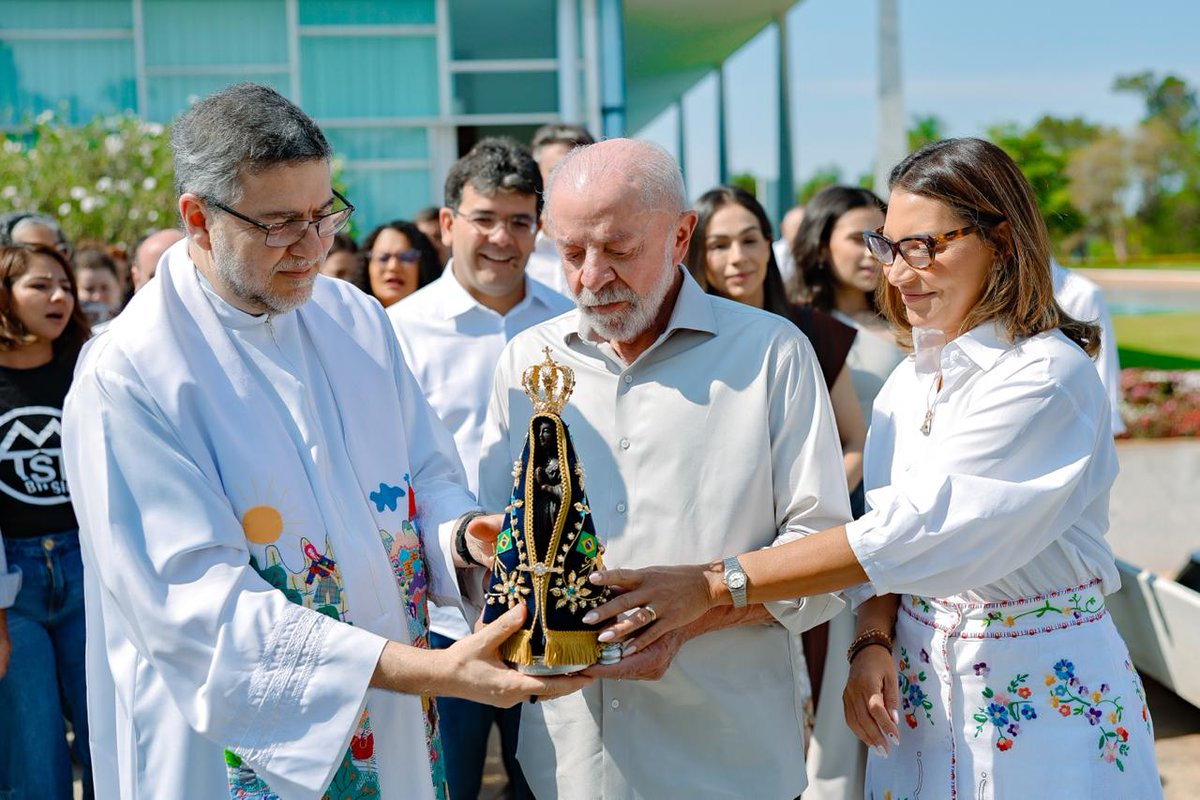 LulaOficial's tweet photo. Hoje é dia de Nossa Senhora Aparecida, padroeira do Brasil. Um dia de fé, esperança e de renovar aquilo que temos de mais bonito: o amor e o cuidado com o próximo.

Que Nossa Senhora Aparecida abençoe nossas famílias e proteja nossas crianças. Que nunca falte comida na mesa, paz dentro dos lares e esperança no coração do povo brasileiro.

Viva a nossa Padroeira! ❤️🙏

📸 @ricardostuckert