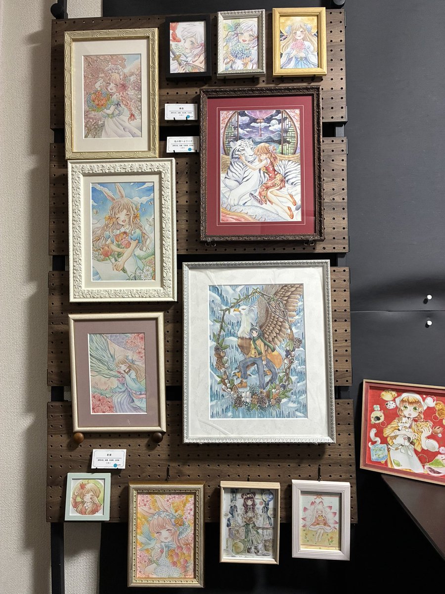 amaterasunekota's tweet photo. わぁーーーーー！！
想像以上に素敵空間が作れました...☺️☺️
後もう一枚分スタンドがあっても飾りきれないので、折を見て追加せねば！
癖全開世界は始まったばかり！！
まだまだ飾りきれておりませんので💪
めちゃくちゃ...良き...!! https://t.co/ElaqefMd5J