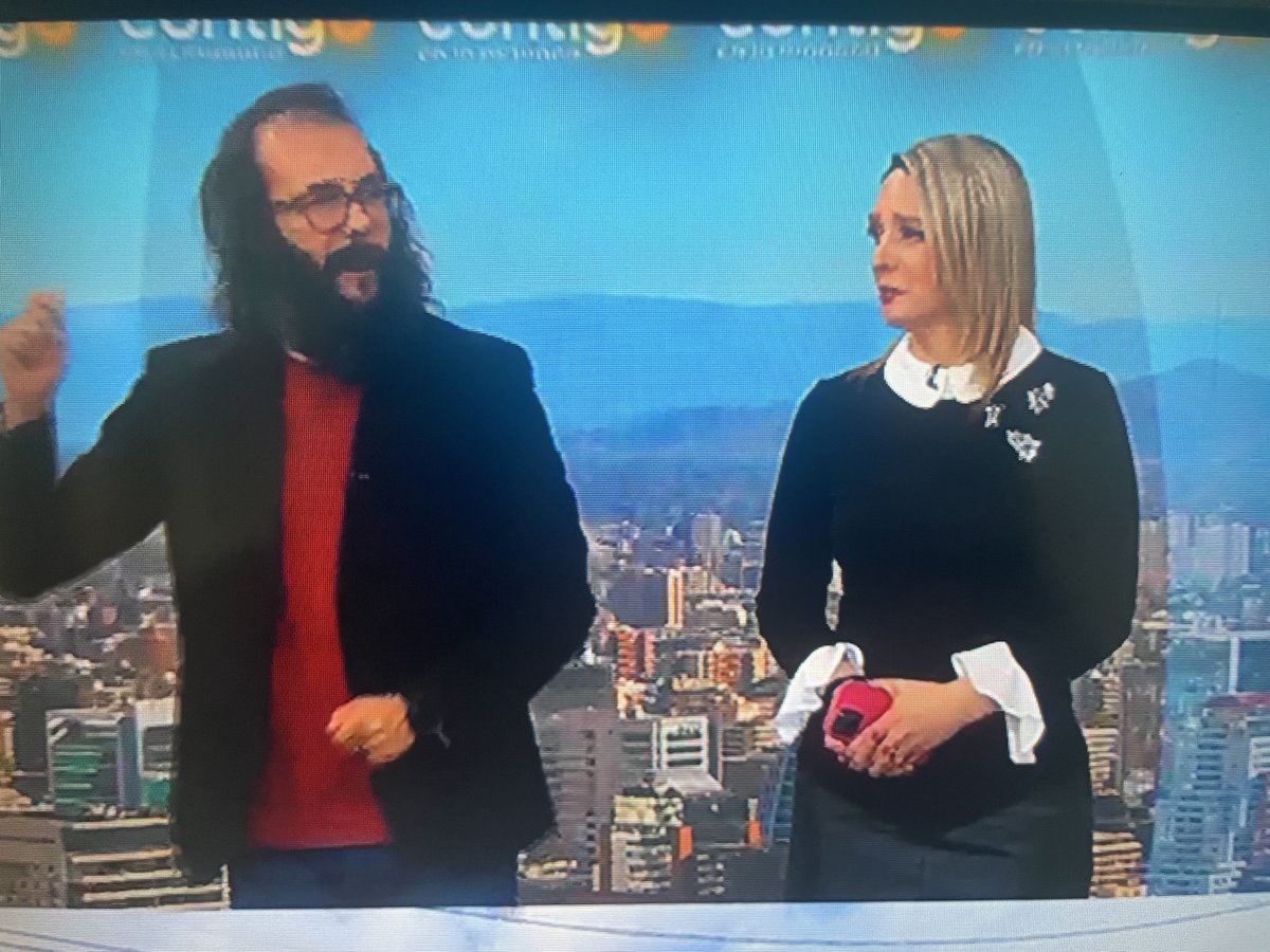 ENRIQUEVAR30709's tweet photo. A este hijo de pita zurdo mugroso lo invitan a hablar sobre un socavón y comienza diciendo que este es un gobierno irresponsable, que ha quitado apoyo económico, Etc., siendo que el socavón viene desde hace e 3 años. Parece que está algo fuera de foco el chascón barbón mugroso. https://t.co/qDXd41bcLD