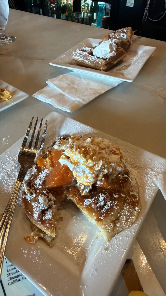 istoleyoboyfr_'s tweet photo. bro the food here is tooooo good wtf😩 https://t.co/IhUQVoua03