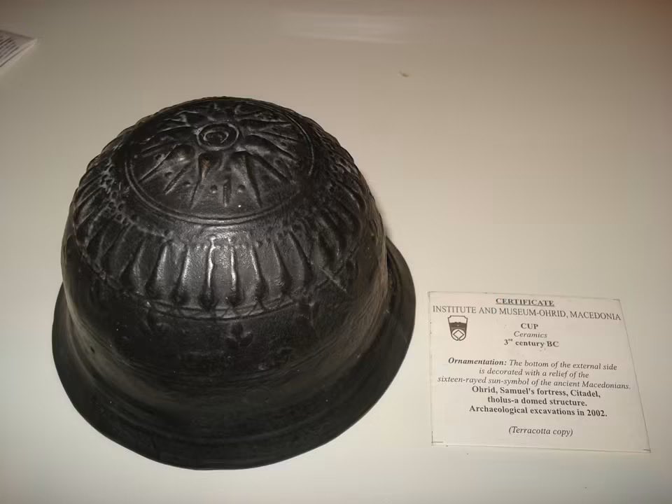 Miaaa_jov's tweet photo. Кај Самуиловата тврдина се пронајдени антички керамички чаши со ѕвезда со 16 зраци (8 подолги и 8 пократки). Слични мотиви се среќаваат на македонски штитови и антички монети. Калапите укажуваат дека вакви чаши се изработувале во антички Лихнид. 🏺☀️ #Охрид #Историја #Македонија https://t.co/cncxeqX6W2
