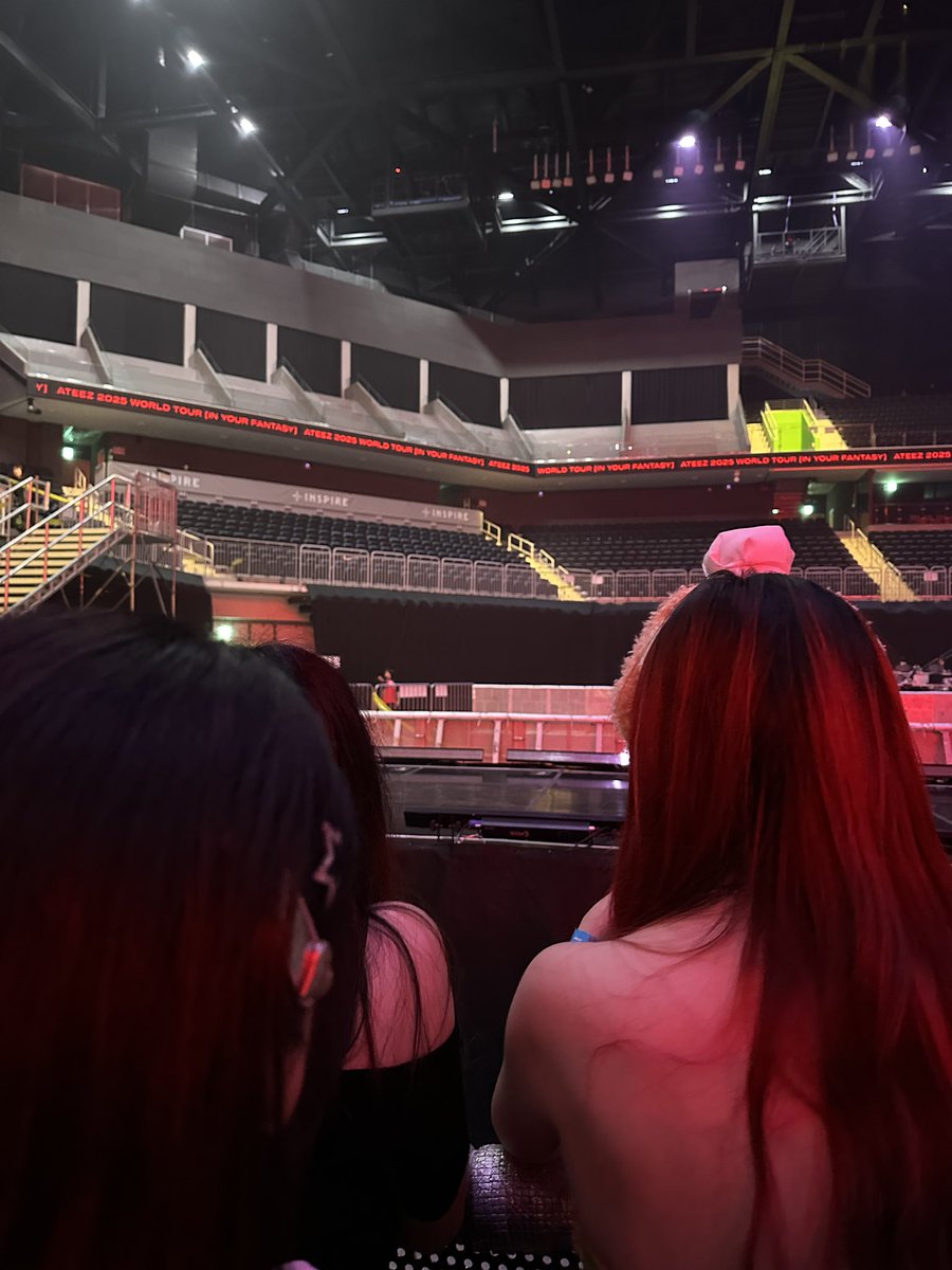 mivamaimai's tweet photo. รีวิวที่นั่ง Inspire Arena 

- บัตรนั่ง 412 AreaB Row 006 Col
โดนกระจกบังจ่ะ อย่าเลือกแถว1-2 ไม่รอด ภาพรวมเห็นจอชัด แค่สเตจรองขิต ขอบกระจกบังฉ่ำ

- บัตรยืน T Area คิว 326
เลือกอยู่ตรงสเตจรองติดรั้วแถว2ได้เห็นใกล้สุดๆเวลามีคนเดินมา ถ่ายสเตจหลักก็ชัด หลุมเกาหลีโล่งกว่าที่คิดมาก เบียดแค่ตรงหน้าๆใกล้สเตจหลัก