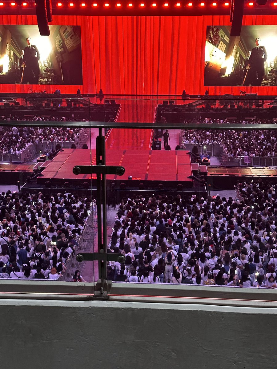 mivamaimai's tweet photo. รีวิวที่นั่ง Inspire Arena 

- บัตรนั่ง 412 AreaB Row 006 Col
โดนกระจกบังจ่ะ อย่าเลือกแถว1-2 ไม่รอด ภาพรวมเห็นจอชัด แค่สเตจรองขิต ขอบกระจกบังฉ่ำ

- บัตรยืน T Area คิว 326
เลือกอยู่ตรงสเตจรองติดรั้วแถว2ได้เห็นใกล้สุดๆเวลามีคนเดินมา ถ่ายสเตจหลักก็ชัด หลุมเกาหลีโล่งกว่าที่คิดมาก เบียดแค่ตรงหน้าๆใกล้สเตจหลัก