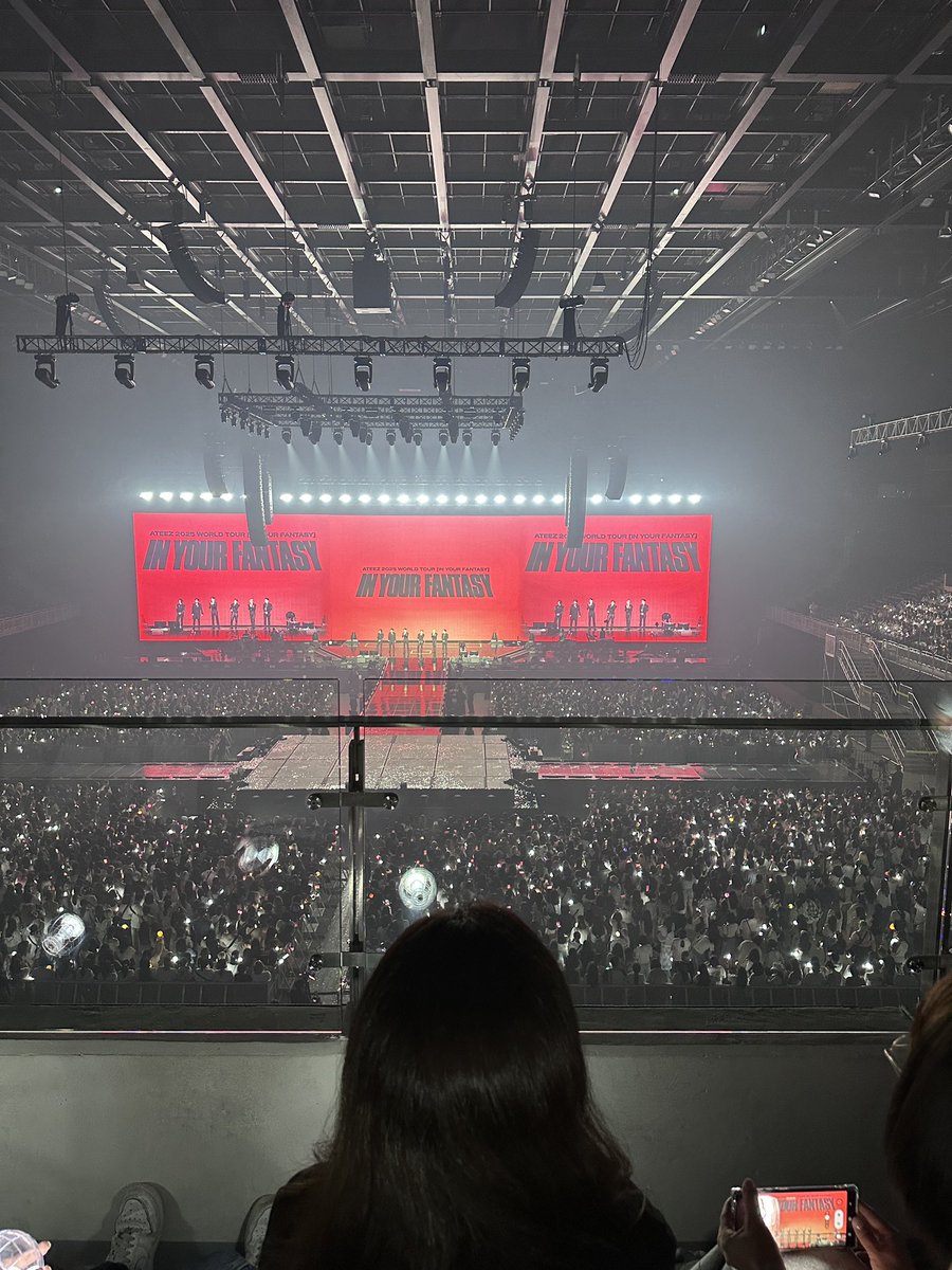 mivamaimai's tweet photo. รีวิวที่นั่ง Inspire Arena 

- บัตรนั่ง 412 AreaB Row 006 Col
โดนกระจกบังจ่ะ อย่าเลือกแถว1-2 ไม่รอด ภาพรวมเห็นจอชัด แค่สเตจรองขิต ขอบกระจกบังฉ่ำ

- บัตรยืน T Area คิว 326
เลือกอยู่ตรงสเตจรองติดรั้วแถว2ได้เห็นใกล้สุดๆเวลามีคนเดินมา ถ่ายสเตจหลักก็ชัด หลุมเกาหลีโล่งกว่าที่คิดมาก เบียดแค่ตรงหน้าๆใกล้สเตจหลัก