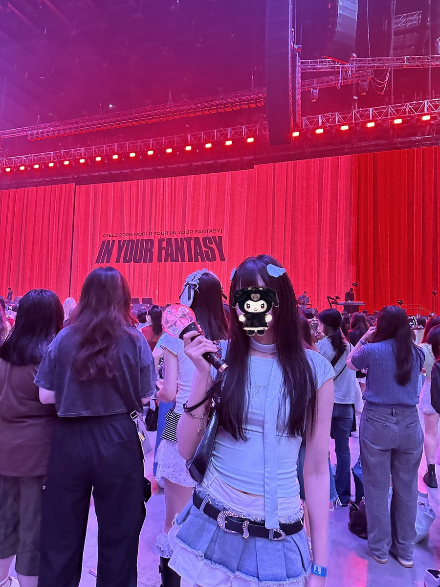 mivamaimai's tweet photo. รีวิวที่นั่ง Inspire Arena 

- บัตรนั่ง 412 AreaB Row 006 Col
โดนกระจกบังจ่ะ อย่าเลือกแถว1-2 ไม่รอด ภาพรวมเห็นจอชัด แค่สเตจรองขิต ขอบกระจกบังฉ่ำ

- บัตรยืน T Area คิว 326
เลือกอยู่ตรงสเตจรองติดรั้วแถว2ได้เห็นใกล้สุดๆเวลามีคนเดินมา ถ่ายสเตจหลักก็ชัด หลุมเกาหลีโล่งกว่าที่คิดมาก เบียดแค่ตรงหน้าๆใกล้สเตจหลัก