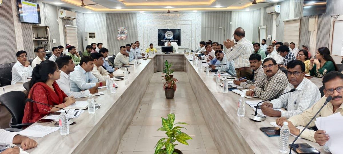 dmraebareli's tweet photo. बेसिक शिक्षा विभाग की जिला स्तरीय टास्क फोर्स की बैठक में निपुण लक्ष्य, डीबीटी,विद्युत संयोजन, बाउंड्रीवाल एवं किचन गार्डन सहित विभिन्न बिंदुओं की समीक्षा कर संबंधित अधिकारियों को आवश्यक दिशा निर्देश दिए गए।
@UPGovt @CMOfficeUP @ChiefSecyUP @InfoDeptUP https://t.co/Bh0ZJKrcjN