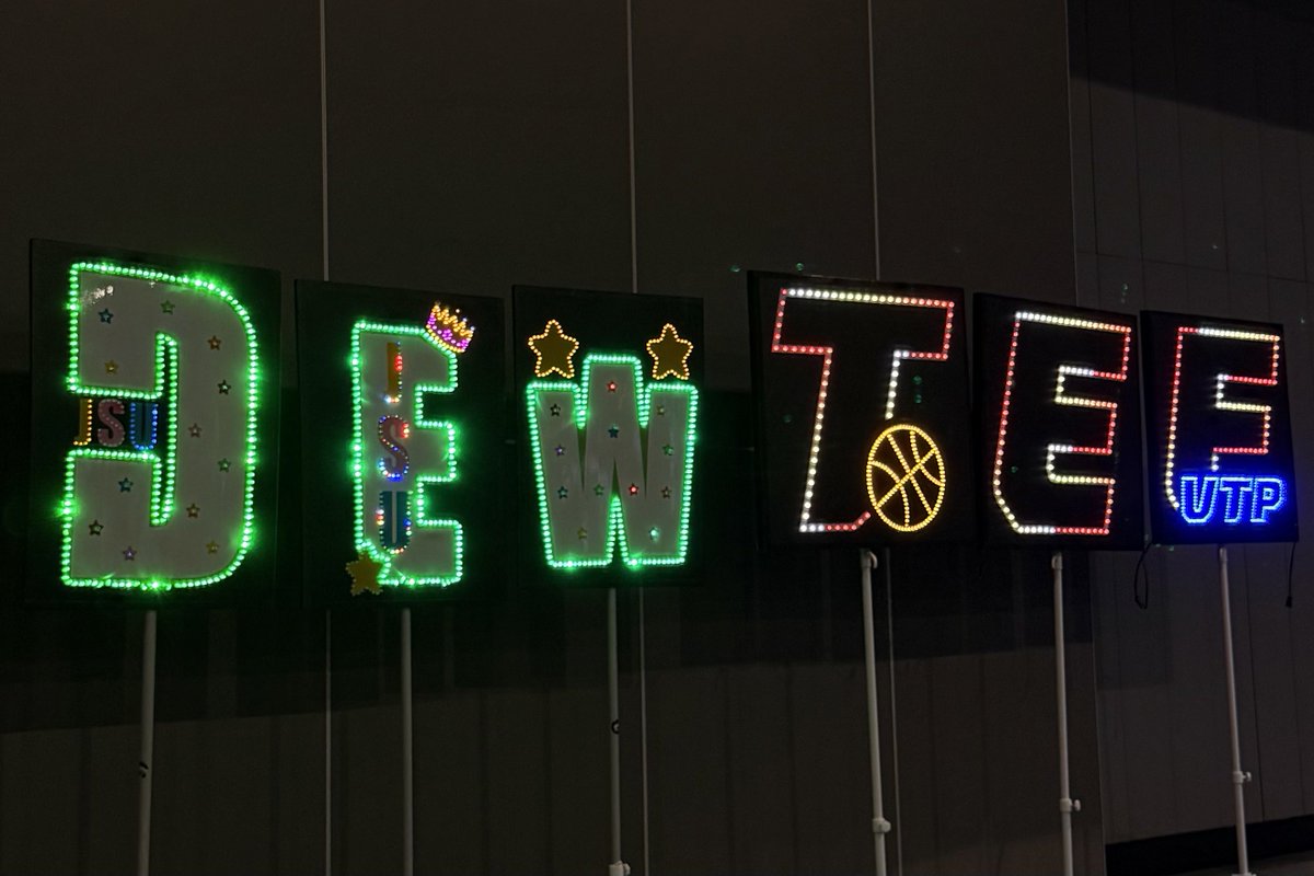 Dewjsu_club's tweet photo. ป้ายไฟ DEWTEE มาแล้วค้าบบบบบ 😎😎 พวกเราเท่หรือไม่ @teevtp_home 

DEWTEE FANSIGN FANIVAL

#GMMTVFANIVAL2026HappyFamilyxDT https://t.co/jb28LPCkXN