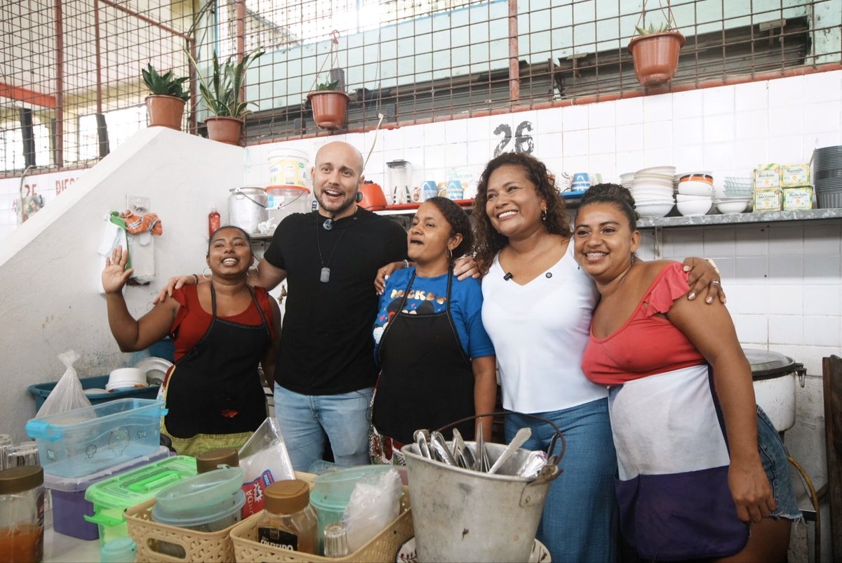 JanethBustosRC's tweet photo. Entre puestos, saludos, un buen majao y café, escuchamos a quienes mueven la economía de la ciudad de Esmeraldas.☕️🫶🏽

Recorrí el Mercado Municipal junto a Raúl Ulloa y los candidatos a concejales. Conversamos con nuestros comerciantes, conocimos sus historias y escuchamos las dificultades que enfrentan cada día para llevar el sustento a sus hogares.

Detrás de cada puesto hay una familia, años de esfuerzo y sueños que merecen oportunidades para crecer. Gracias a Yajaira Abad y a cada comerciante por abrirnos las puertas y compartir sus inquietudes.

Creo en una Esmeraldas que escucha a su gente, valora el trabajo de quienes se levantan temprano y reconoce que la economía de nuestra provincia también se construye desde sus mercados. 💚

#EsmeraldasNosUne #JanethBustos