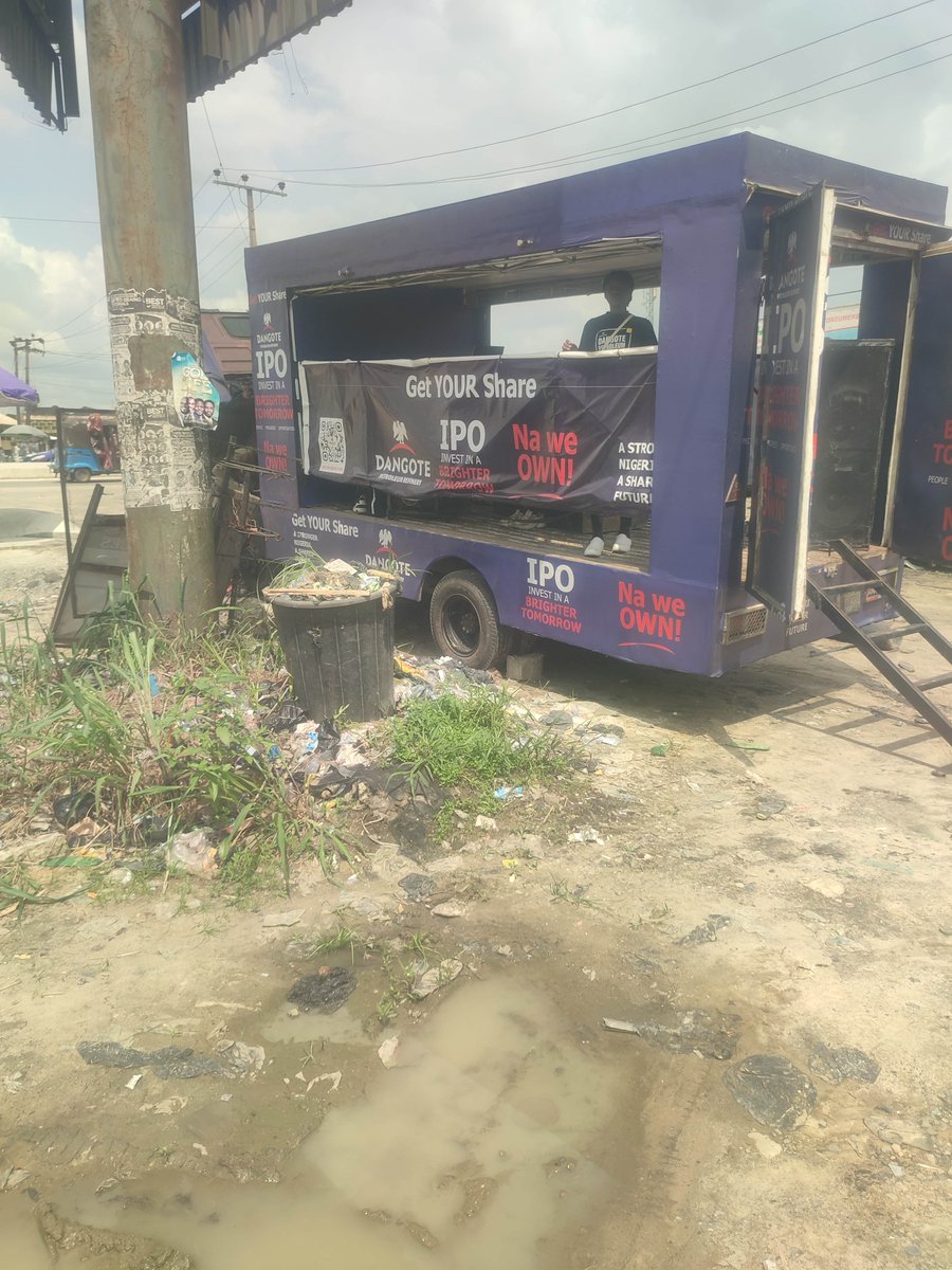 RoxySouthsydd's tweet photo. As seen, at DSC roundabout in Effurun, they are now hawking Dangote's shares.
Dangote wants all of us to be rich at all cost😂
I regret buying this thing cus e no clear again. https://t.co/GCp6VakZBK