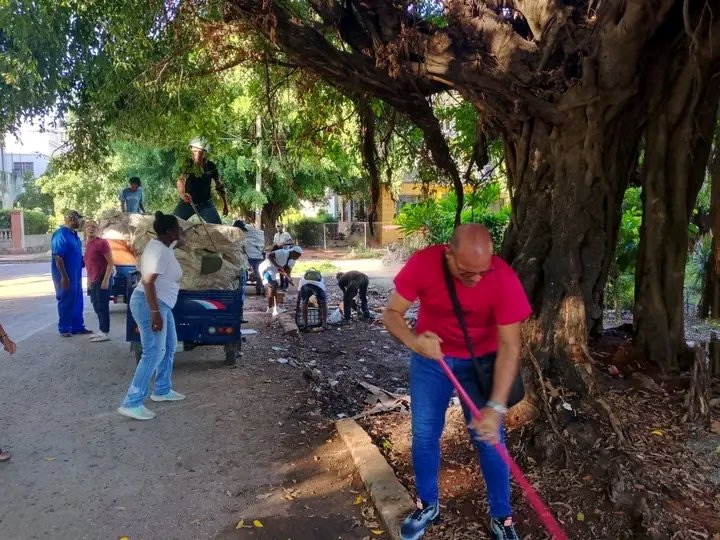 Colina_CTCuba's tweet photo. 🇨🇺Este fue otro fin de semana en el cual cubanas y cubanos nos volvamos en tareas productivas y de higienización en todo el país, porque, por muy difíciles que sean los tiempos #PorCubaJuntosCreamos https://t.co/x9GPORXgnr