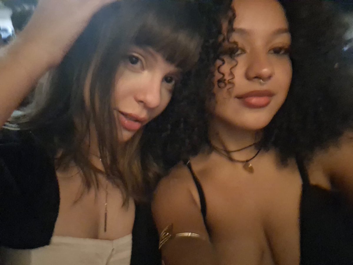rivieresx's tweet photo. eu meio q nao consigo superar o quão lindas eu e miriã somos https://t.co/MyYAu9P20E