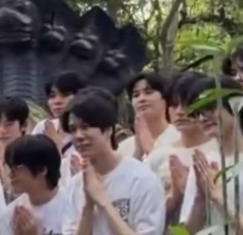 _thanutrot's tweet photo. TONHUGH BESIDE EACH OTHER??? I SWEAR TO YALL WE ARE GETTING TONHUGH https://t.co/yQXFrBhYgf