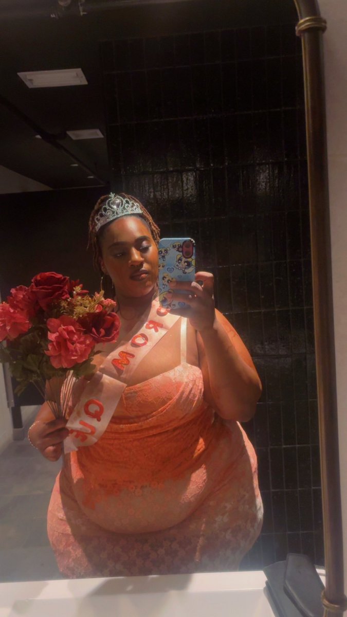 Tynechiajaquae's tweet photo. Guess who? 👑🩸✨ https://t.co/k9d8lctk4M
