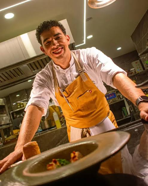 avivircaracol's tweet photo. 🍽️ El chef Diego Ramírez Mosquera recibió el reconocido premio Acqua Panna Connection in Gastronomy por su plato “Pachamanca” en el concurso S.Pellegrino Young Chef 
En #AVivirQueSonDosDías nos cuenta los detalles de su plato y de la competencia 📻 https://t.co/gA1QhqOm3I