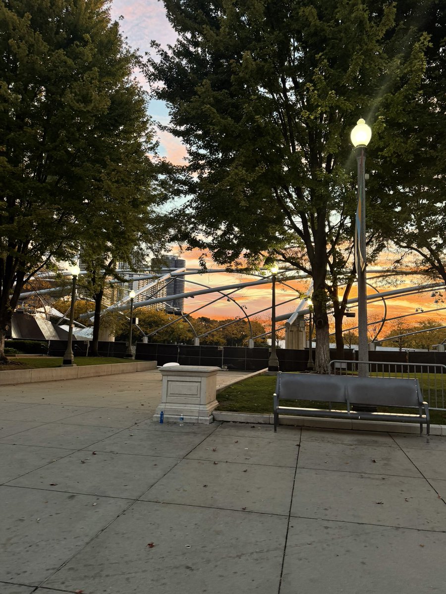 ninety3jes's tweet photo. october 12th - sunrise in chicago https://t.co/ISUWg5CtJX